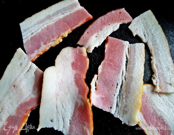 В это время бекон делим пополам, если длинные кусочки.