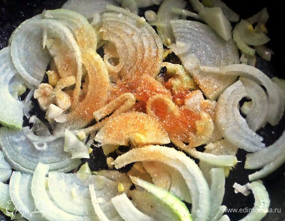 В той же сковороде после бекона начинаем обжаривать луковые полукольца,присыпав сахаром. Тушим до карамельного состояния. Забегая вперед, признаюсь, что лук карамелизировала повторно...по заявкам едоков.