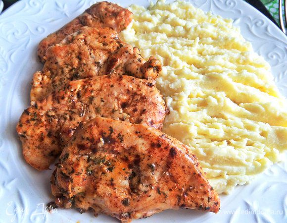 Итак, компануем блюдо для подачи...Для гарнира я приготовила пюре, рядом выкладываем пару-тройку кусочков курицы.