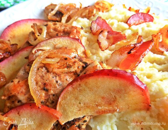 Яблоки, хоть и выполнили свою функцию, но тоже очень вкусные, не игнорируем их! Дольки проложить между мяском.