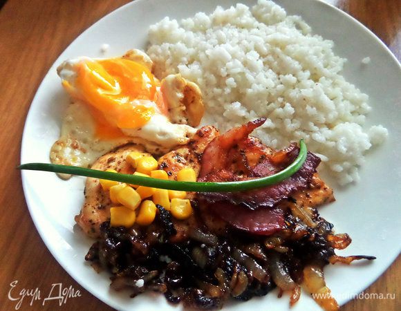 А вот так кушал сын-спортсмен (без омлета никуда!), в карамельный лук он добавил немного соевого соуса. На гарнир рис (спортсмены не признают картошку!).