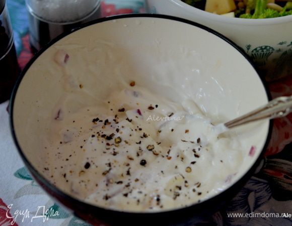 Приготовим заправку, лук мелко нашинковать, смешать с остальными ингредиентами.