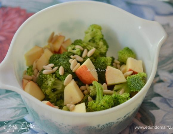 Брокколи очищенный положить в салатное блюдо, добавить очищенное яблоко небольшое, нарезанное кубиками, клюкву и кедровые орешки.