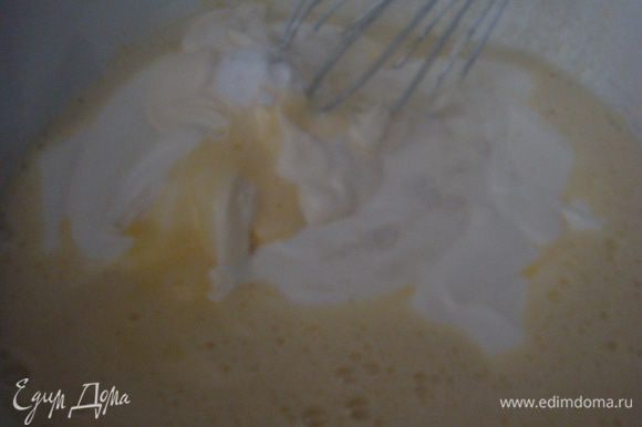 Яйца, сахар, соль слегка взбиваем до однородной массы. Добавляем сметану, соду. Перемешиваем. Постепенно добавляем муку замешиваем тесто.