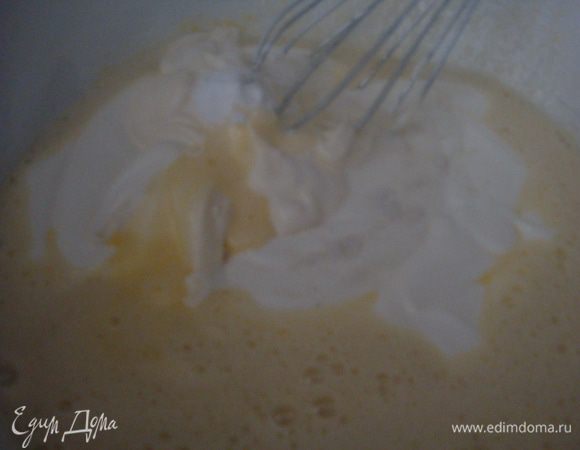 Яйца, сахар, соль слегка взбиваем до однородной массы. Добавляем сметану, соду. Перемешиваем. Постепенно добавляем муку замешиваем тесто.