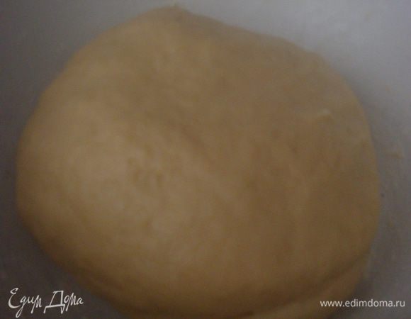Тесто не должно прилипать к рукам, но и не должно быть сильно твердым (возможно муки понадобится больше или меньше, все зависит от муки). Тесто поставим в холодильник на полчаса.