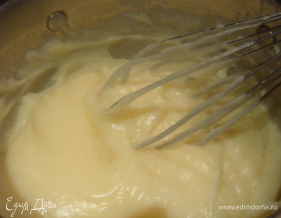 Готовим крем. Молоко ставим на плиту греться, яйца взбиваем с крахмалом (чтоб не было комочков), потихоньку вливаем в теплое молоко, постоянно помешиваем. На маленьком огне варим до загустения. Остужаем крем, затем добавляем вареную сгущенку (я заранее сварила), перемешиваем.