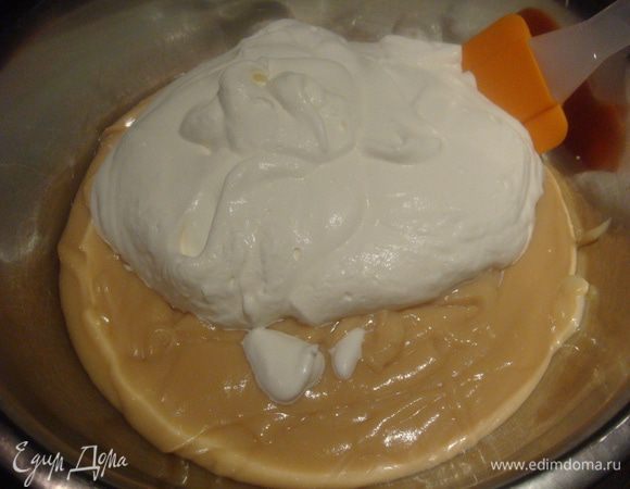 В отдельной посуде взбиваем сливки (сливки должны быть хорошо взбиты), затем аккуратно вводим в крем и перемешиваем.