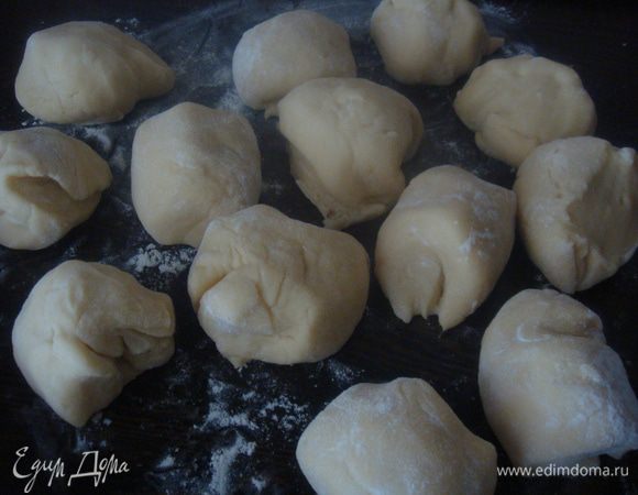 Сковорода у меня диаметром 24 см. Тесто делим на части, у меня получилось 20 коржей.