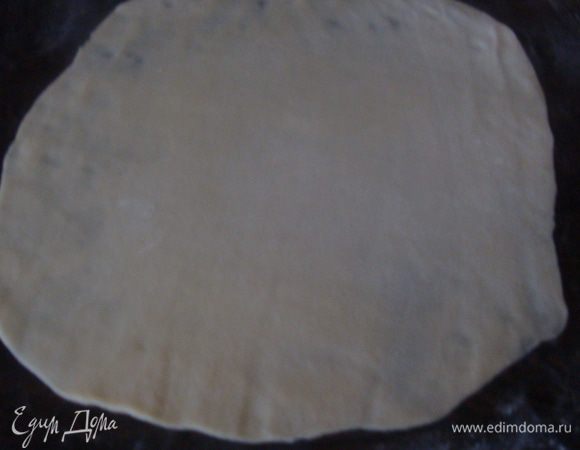 Стол присыпать щедро мукой, лепешки раскатываем как можно тоньше. Тесто раскатывается очень легко.