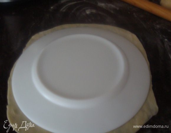 Я нашла тарелку такого размера, как сковорода. Так примеряла размер коржа.