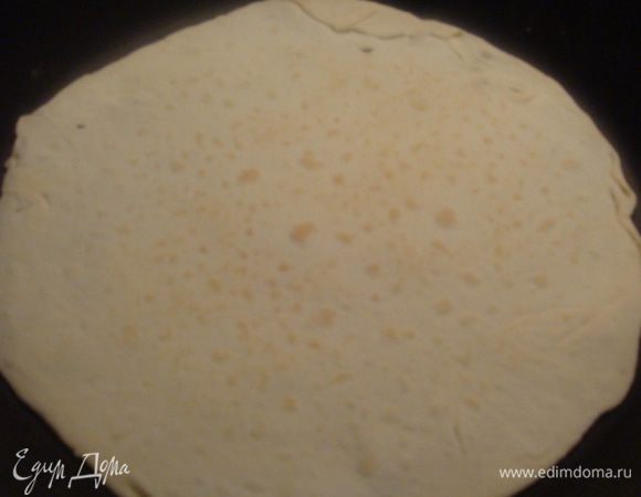 Сковороду ничем не смазываем. Выпекаем на сухой сковороде. На сковороде лепешку аккуратно расправляем и выпекаем с обеих сторон, коржи не должны быть сильно зажаренные.