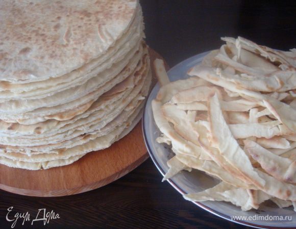 Еще теплые, готовые коржи красиво обрезать. Обрезки не выбрасывать, они пригодятся для украшения. Получилось у меня 20 коржей.