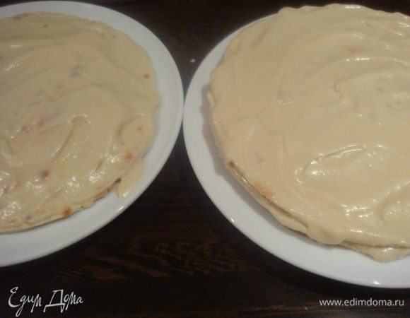 Коржи смазываем кремом. Я решила коржи разделить и сделать два не очень высоких торта. 