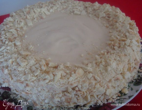 Верх торта я украсила крошкой. Торт отправляем на ночь в холодильник.