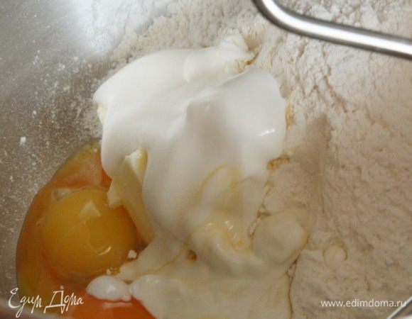 Смешать все ингредиенты для теста и замесить. 