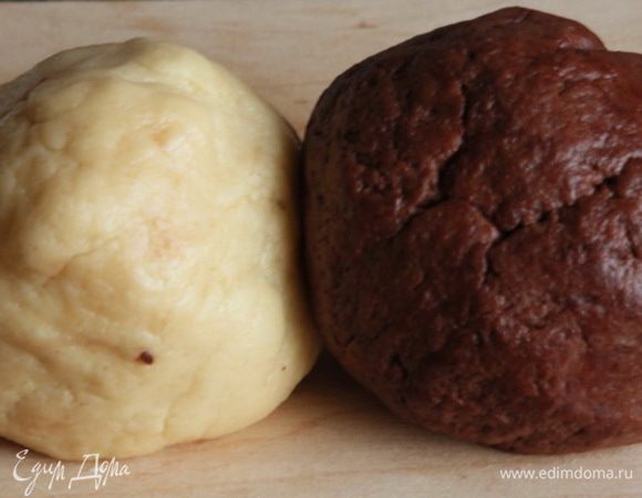 Разделить на две одинаковые части, в одну добавить какао и замесить. Вот такие два теста оставляем в покое и займемся начинкой.