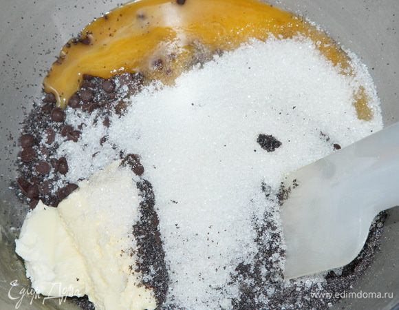 Готовим маковую начинку: здесь все просто. Смешали все ингредиенты, кроме молока.