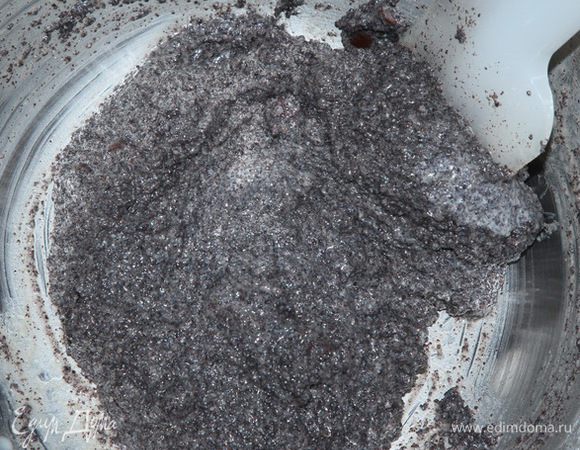 Если начинка получается суховатой, обязательно добавьте частями молоко. Регулируйте сами, может понадобиться меньше, чем в рецепте. Не нужно, чтобы начинка была слишком жидкой, но и сухой она быть не должна тоже. Как очень густая сметана.