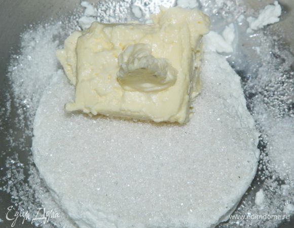 Готовим творожную начинку. Поскольку творог я взяла обезжиренный, то использовала сливочное масло. Если творог жирный, масло можно и не использовать в этой начинке. Тоже, что и с маковой начинкой: соединили все ингредиенты. 