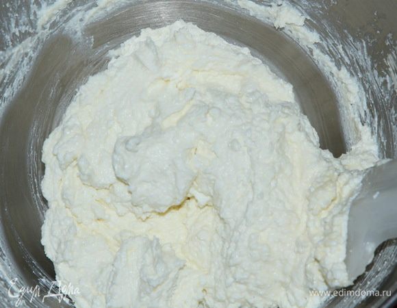 Далее я все сразу пробила погружным блендером до пастообразного состояния. Если блендера нет — предварительно перетрите творог через сито или пропустите два раза через мясорубку. И только потом все соедините и перемешайте. 