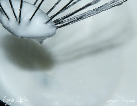 Белки взбиваем до пышной пены.