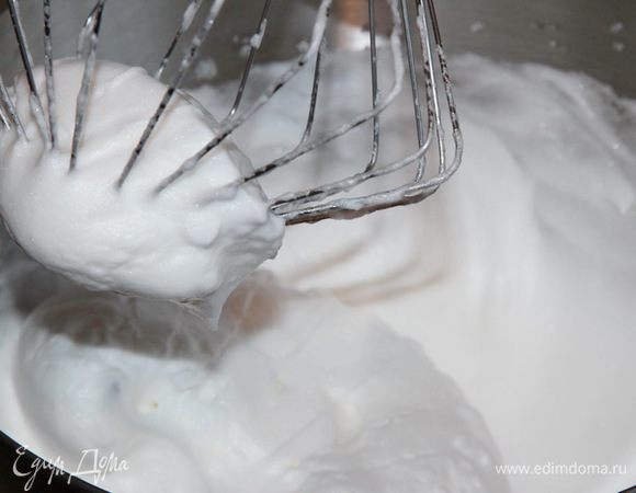 Затем частями добавляем сахар и взбиваем до устойчивых пиков.