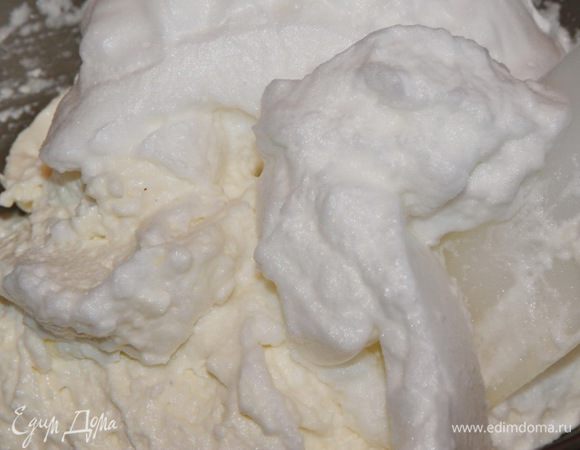Частями добавляя белки в творожную массу, аккуратными заворачивающими движениями, вымешиваем начинку.