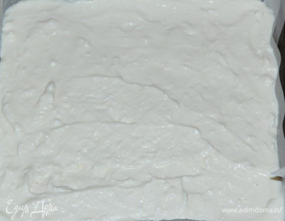 Сверху маковой начинки выкладываем творожную.