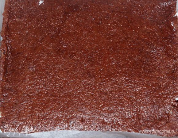 Верхний слой — раскатанное тесто с какао. Я неровные края обрезала ножом для пиццы прямо в противне.