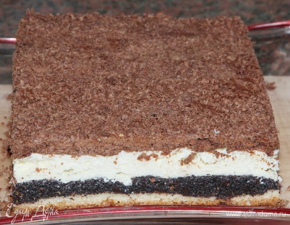 Духовка разогрета до 200°C (электрическая до 180°C), отправляем запекаться наш пляцок приблизительно на 1 час: регулируем время самостоятельно. Может понадобится минут на 5-10 меньше, а может — и больше. Верх пляцка поднимется шапочкой, но это не беда. Пляцок мы остужаем до полного: в процессе шапочка опустится и пляцок будет ровненький. Острым ножом обрезаем бочка. Сверху можно притрусить сахарной пудрой или какао, можно натереть шоколад, можно смазать вареньем, а можно залить глазурью — кому как нравится. У меня кондитерская плитка — я натерла ее и посыпала еще горячий пляцок. Вот и все.