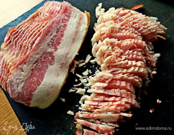 Начнем с заготовки начинки. Бекон (автор советует ветчину или кусочки курицы) как можно мельче настрогать.