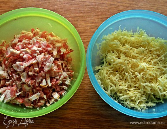 Сыр натереть. Нужно примерно равное количество и мяса и сыра. У автора на 4 яйца по 100 г ветчины и сыра.