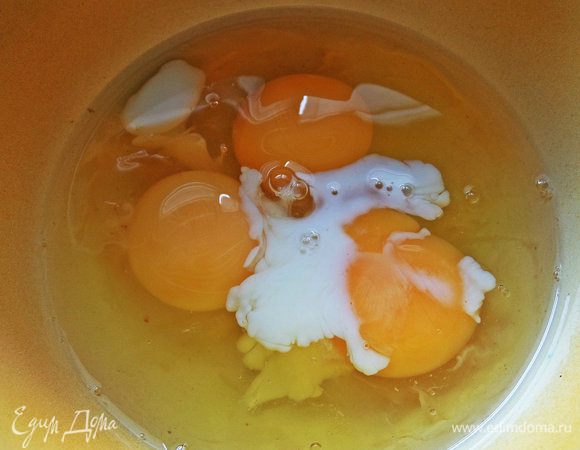 В яйца я влила немного молока, но можно без него.