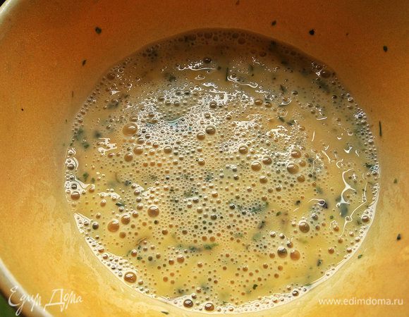 Взбиваем яйца венчиком или вилкой тщательно.