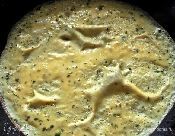 Сковороду смазать кисточкой, обмакнув ее в масло. Вылить часть омлетной массы. Удобно это делать из емкости с выемкой. Диаметр сковороды должен быть небольшим. Мои блинчики были диаметром 16 см.