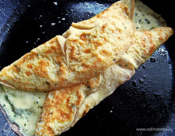 Сворачиваем вначале два края.