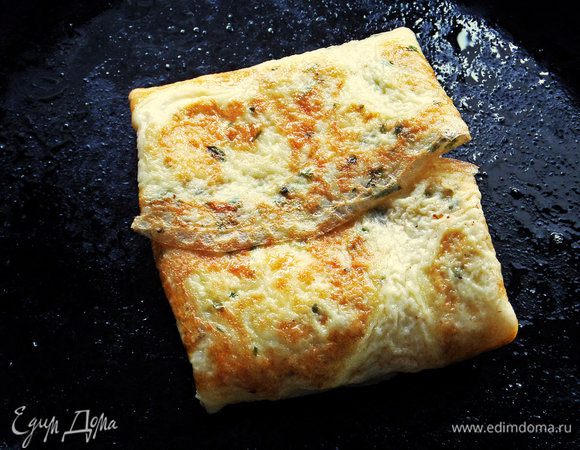 Затем прикрываем остальные края, прижимаем лопаткой. Переворачиваем, жарим минуту, чтобы шов склеился.