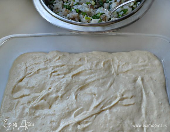 Форму для запекания смажьте растительным маслом. Выложите половину теста.