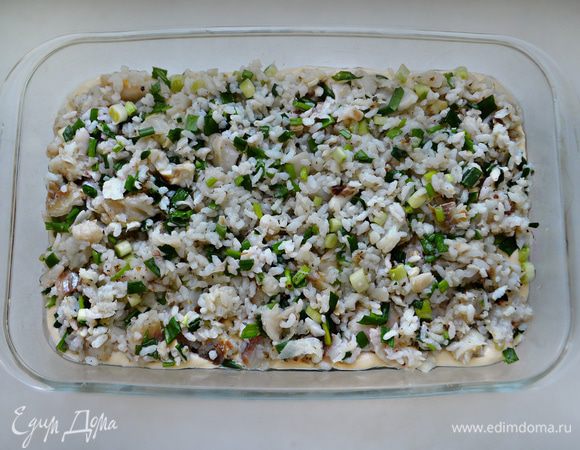 Поверх теста равномерно распределите рыбную начинку и сверху — оставшееся тесто.