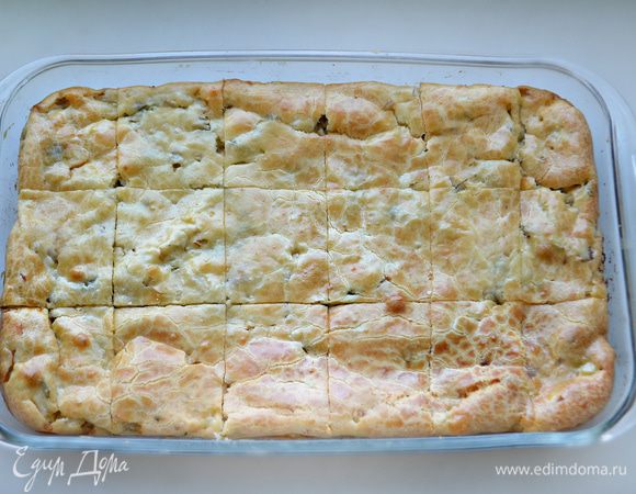 Запекайте пирог около 50 мин при 180°C. Готовность пирога проверяйте с помощью деревянной шпажки. Приготовленному пирогу дайте остыть в форме.