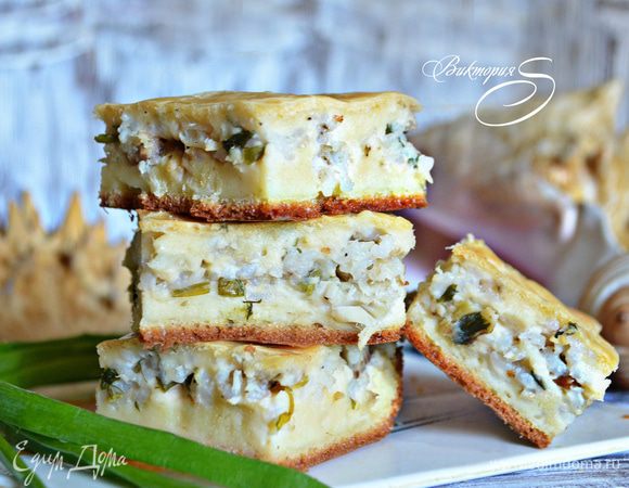 Нарезайте пирог на кусочки и подавайте к столу. Он одинаково хорош, как в горячем, так и холодном виде. Приятного вам аппетита!