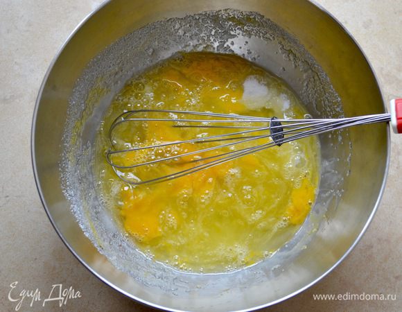 В миске слегка взбить, размешать венчиком яйца, яичные белки и сахар.