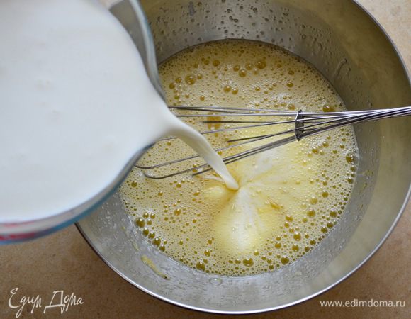 Влить молоко со сливками. И добавить семена ванили...