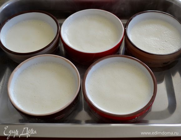 Разлить по формочкам высотой 4-5 см. Поставить формочки с кремом в глубокий поднос (форму) с бортиками и осторожно влить кипяток, чтобы вода доходила на 2-3 см по высоте креманок.