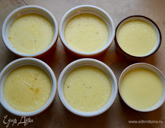 Осторожно достать поднос из духовки и так же осторожно достать креманки. Не обожгитесь! Остудить и затем поставить в холодильник минимум на 2 часа. Крем дополнительно загустеет после охлаждения.