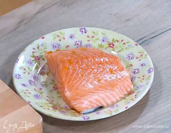 Семгу сбрызнуть кунжутным маслом и посолить.