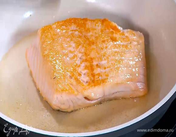 Разогреть в сковороде оливковое масло, выложить семгу кожей вниз и обжарить с двух сторон до готовности.