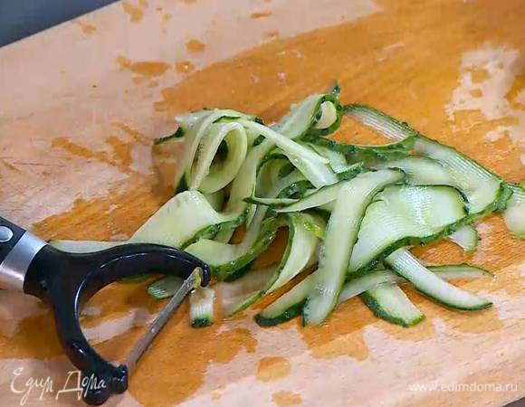 Огурец, удалив сердцевину с семечками, нарезать тонкими полосками.