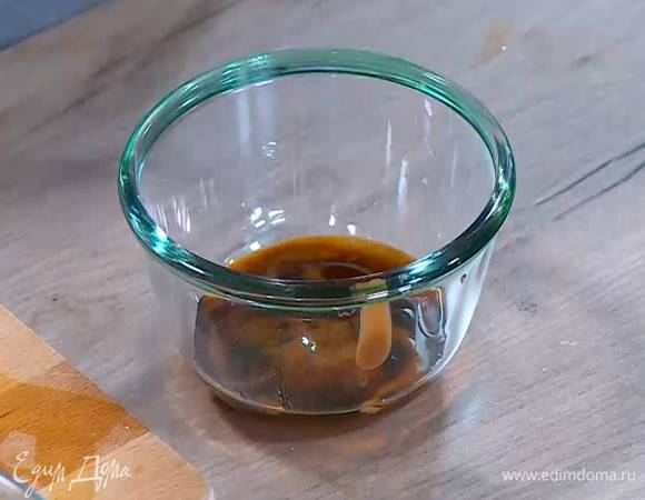 Приготовить заправку: соевый и устричный соус соединить с тамариндовой пастой, уксусом и кунжутным маслом, все перемешать.